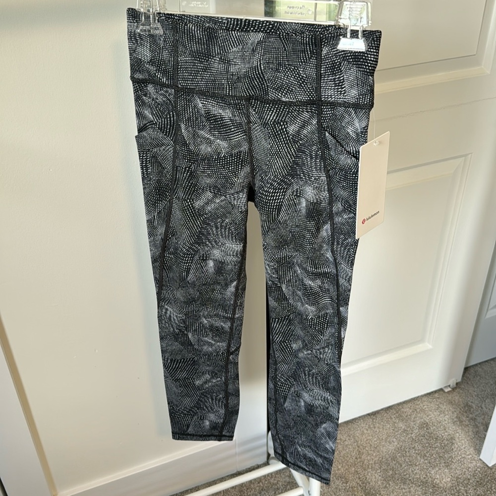 Lululemon time to swap crop23”